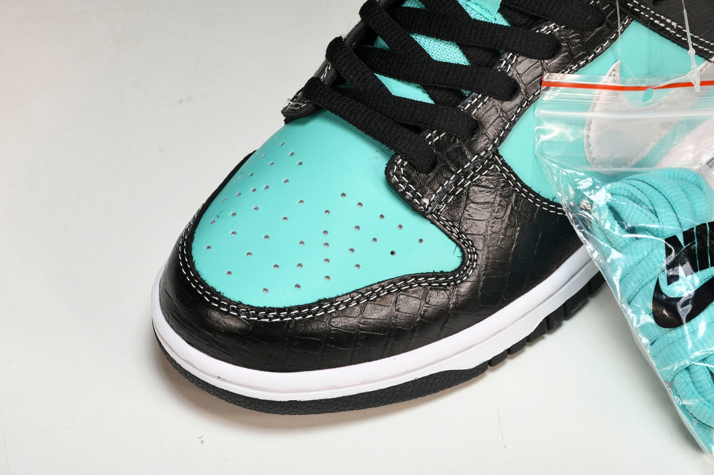 SB Dnk Low x Diamond Supply Co.