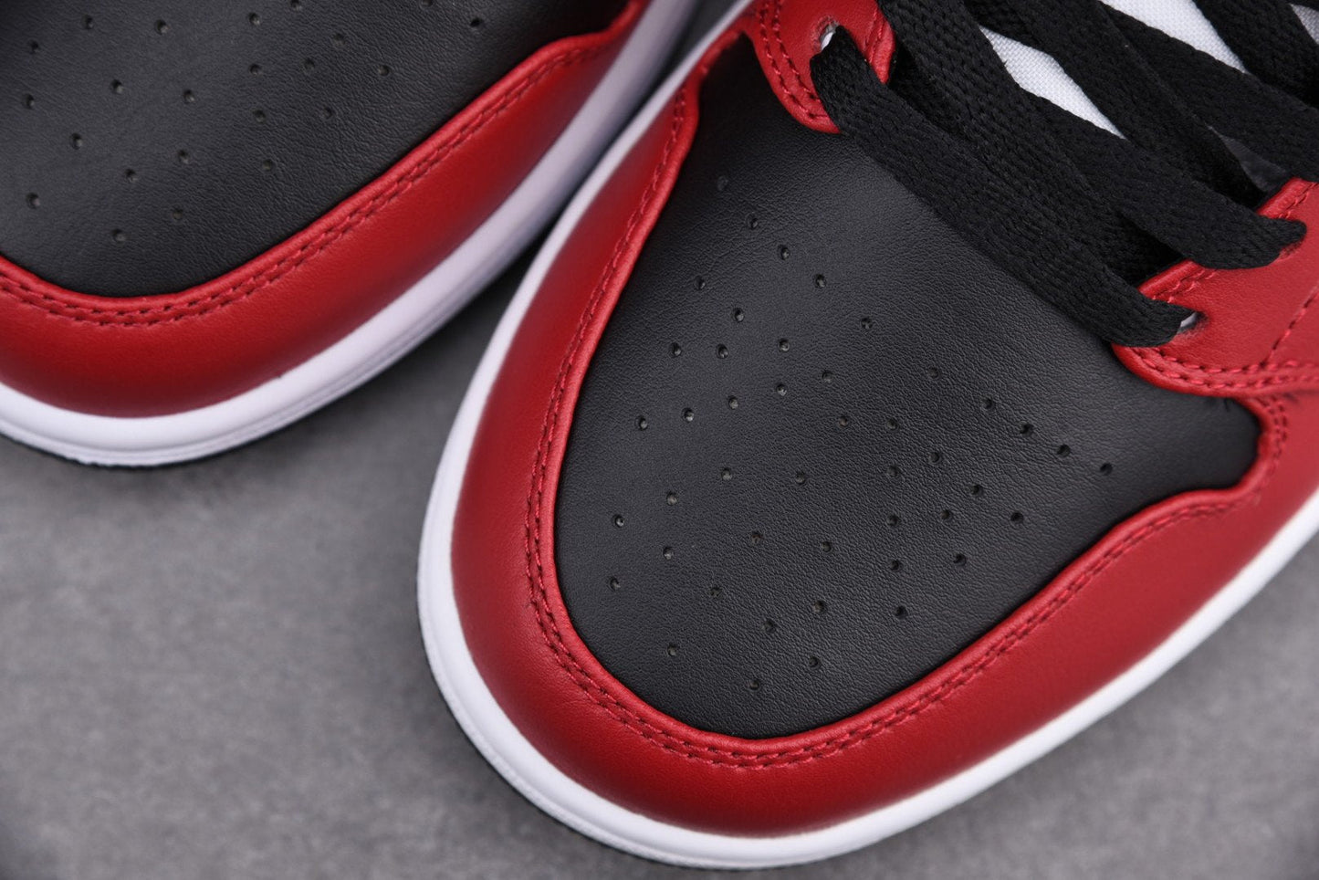 AJ1 Mid ‘Chicago Black Toe’